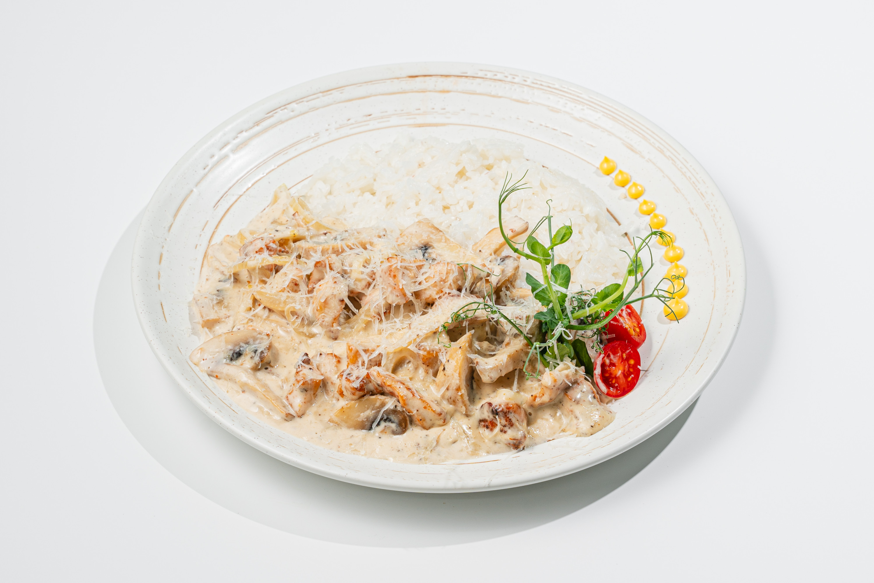 Фрикасе с нежной курицей, грибами в сливочном соусе и рисом