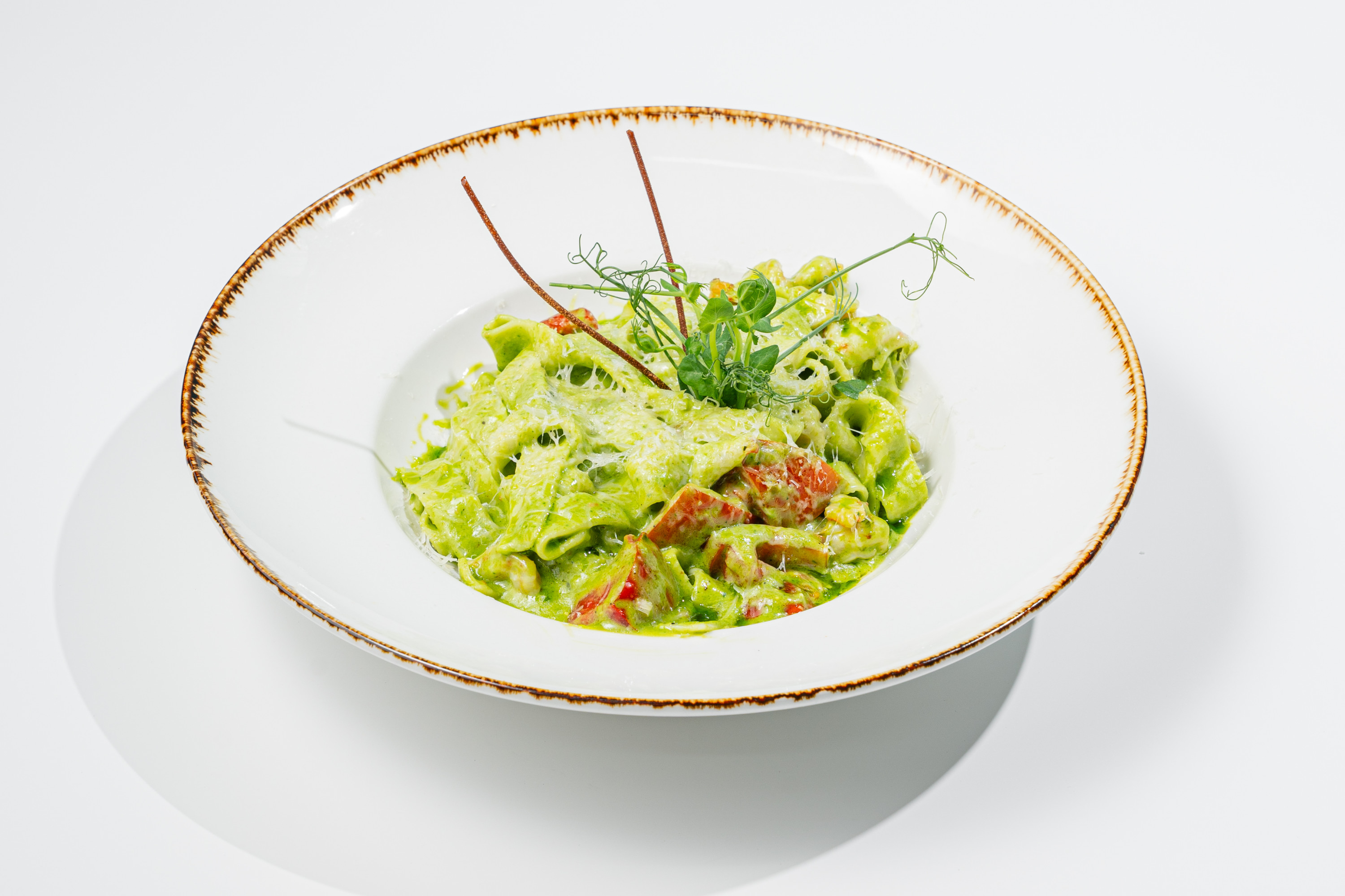 Паста с креветками и соусом песто