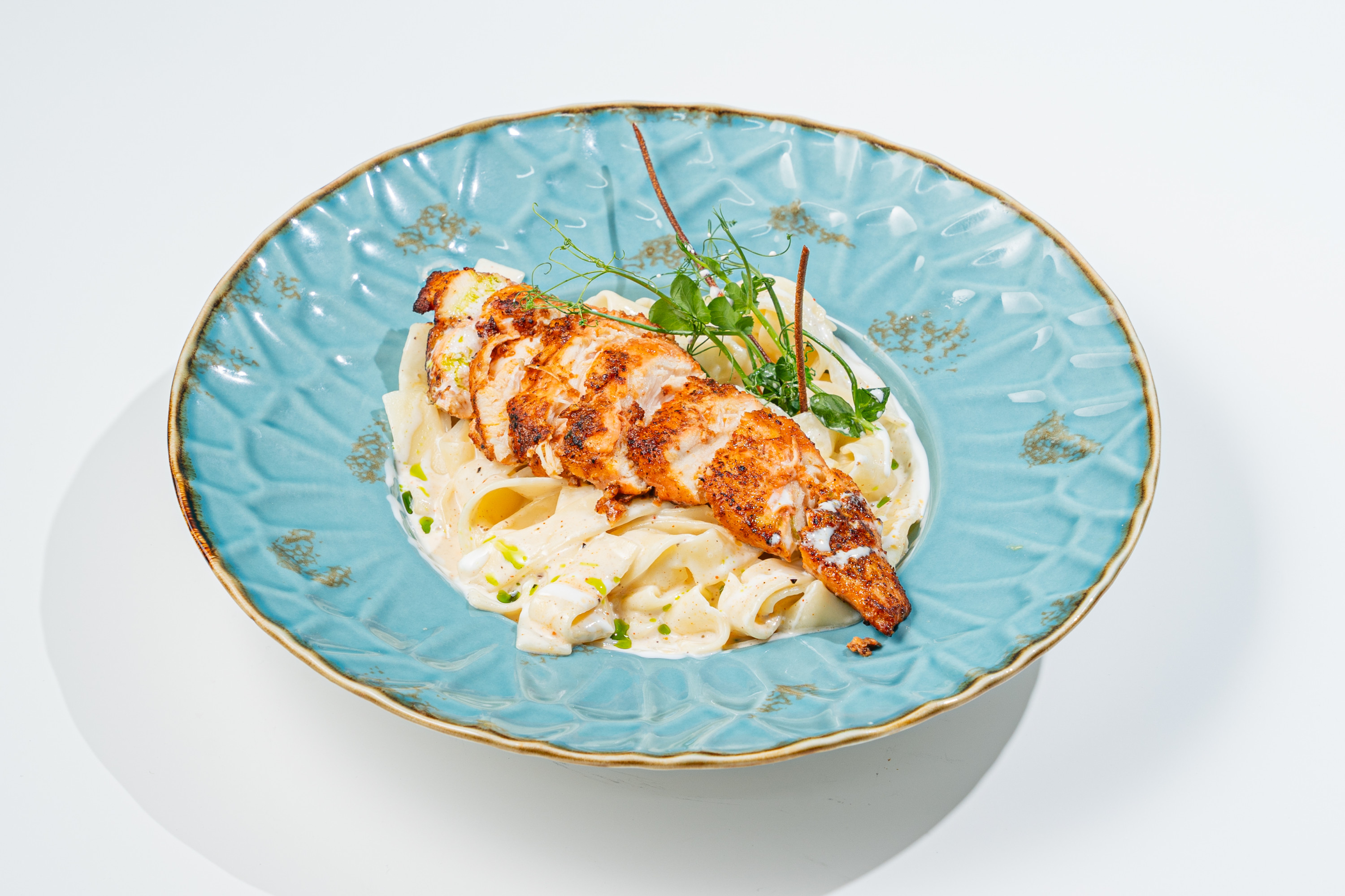 Паста с куриным стейком