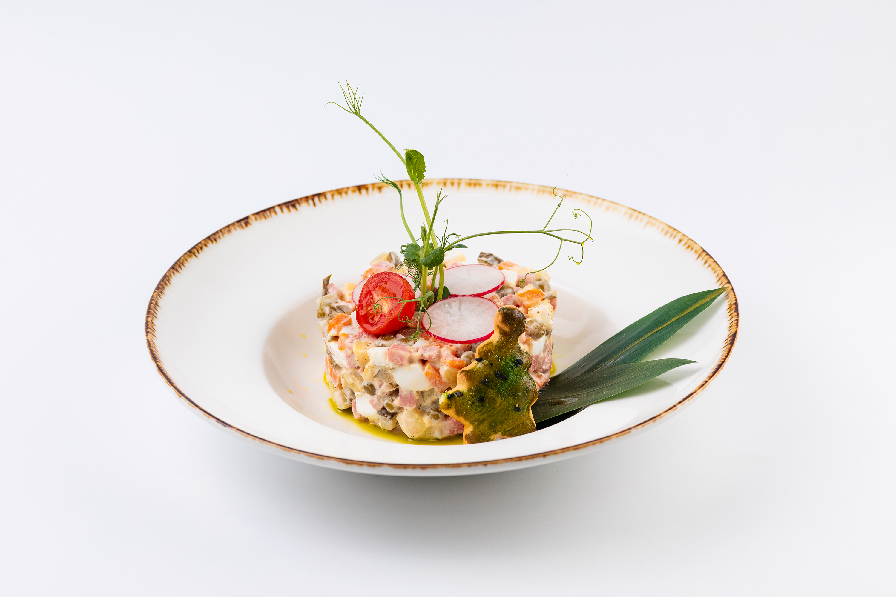 Салат Оливье с колбасой