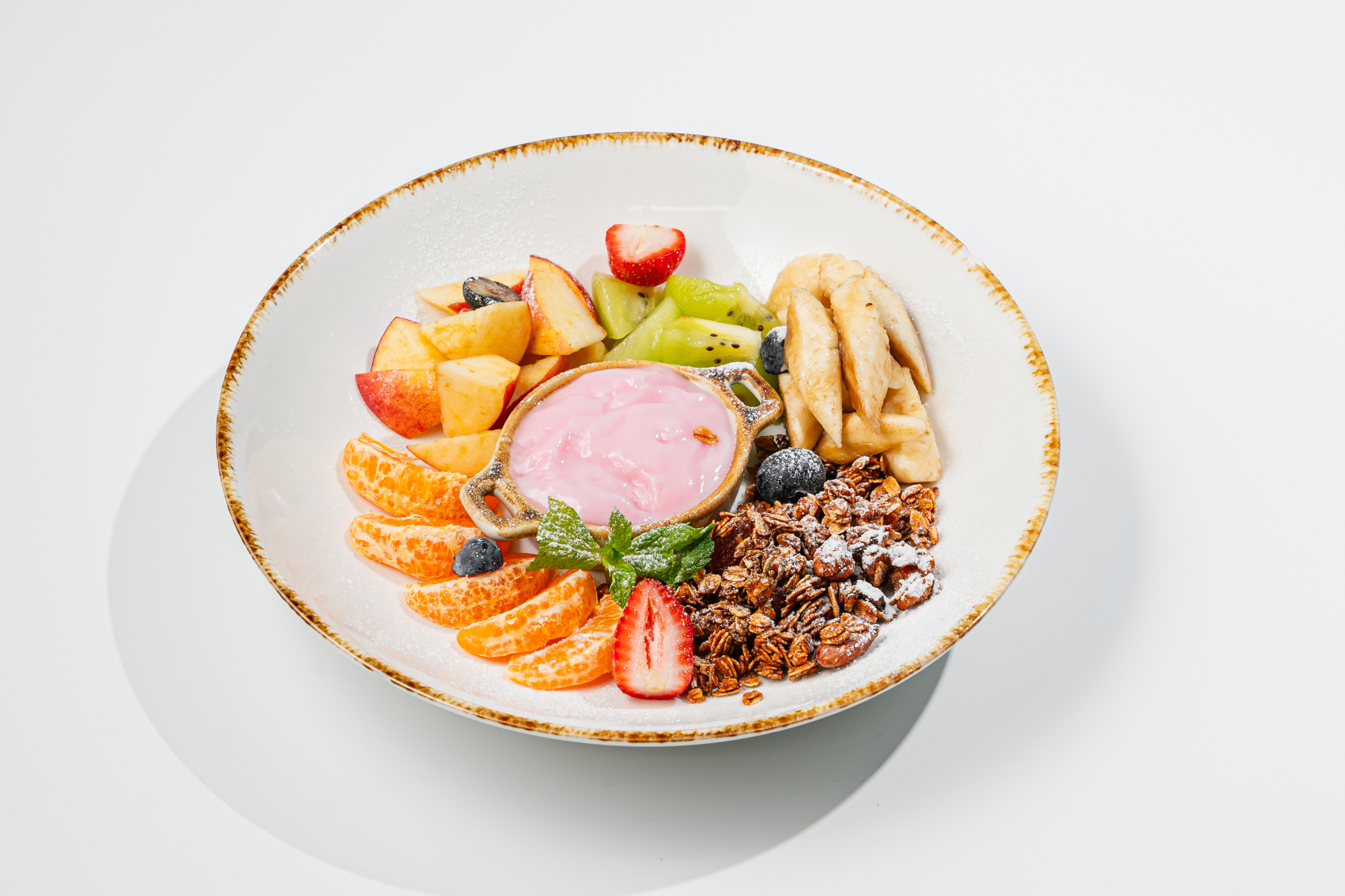 Гранола с фруктами и йогуртом