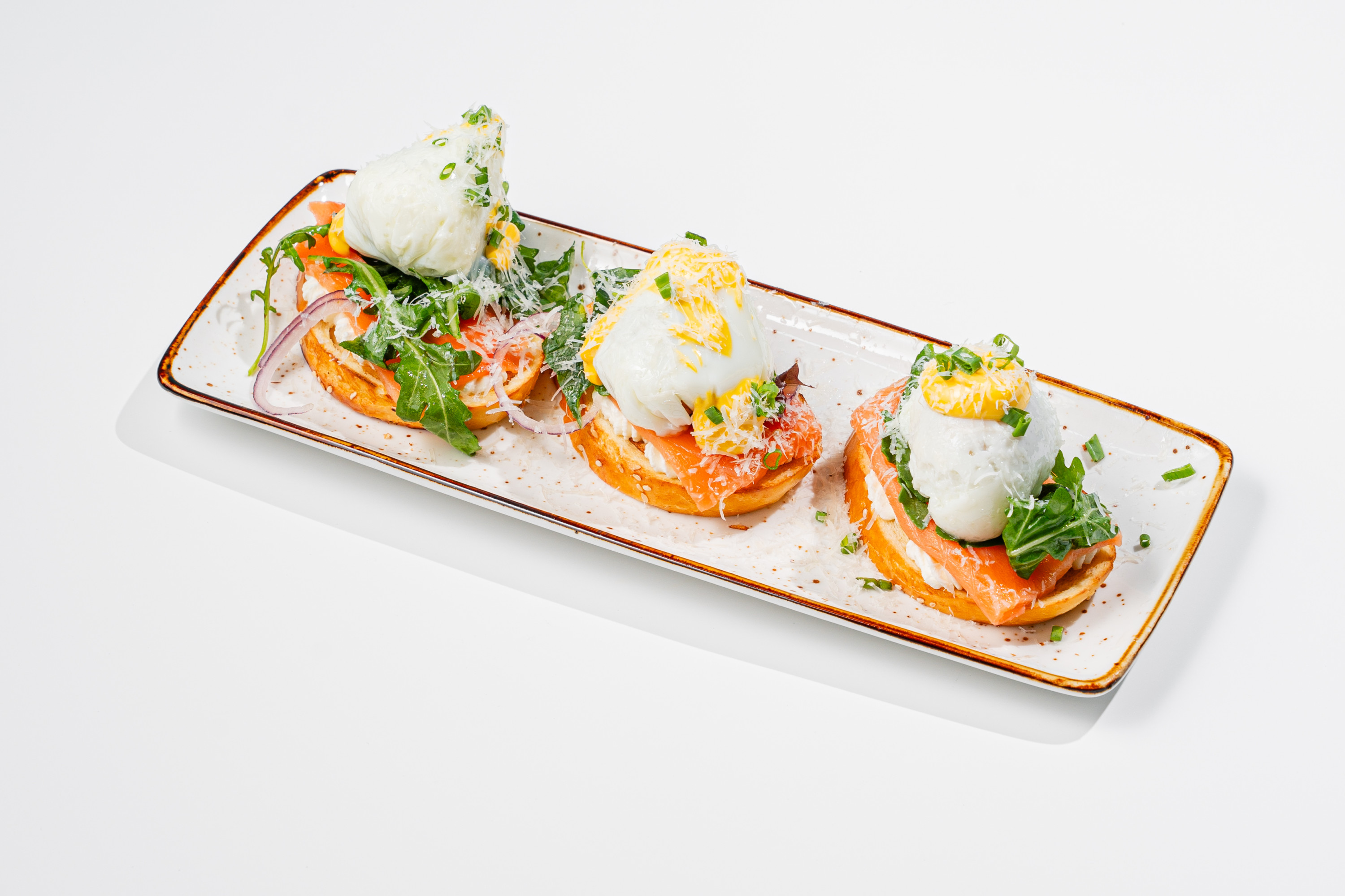 Брускетты с яйцом пашот и семгой