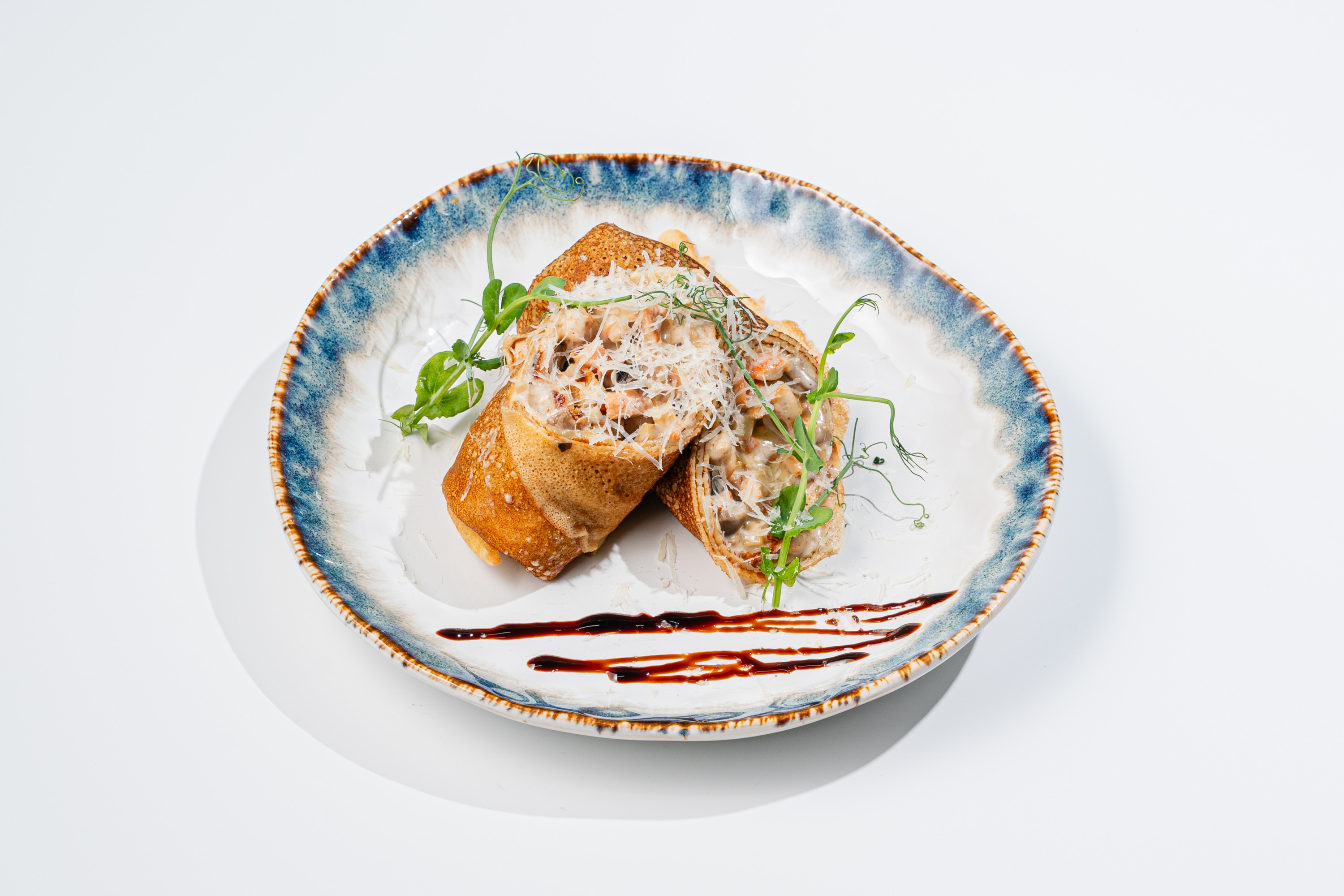 Блины с курицей и грибами в сливочном соусе