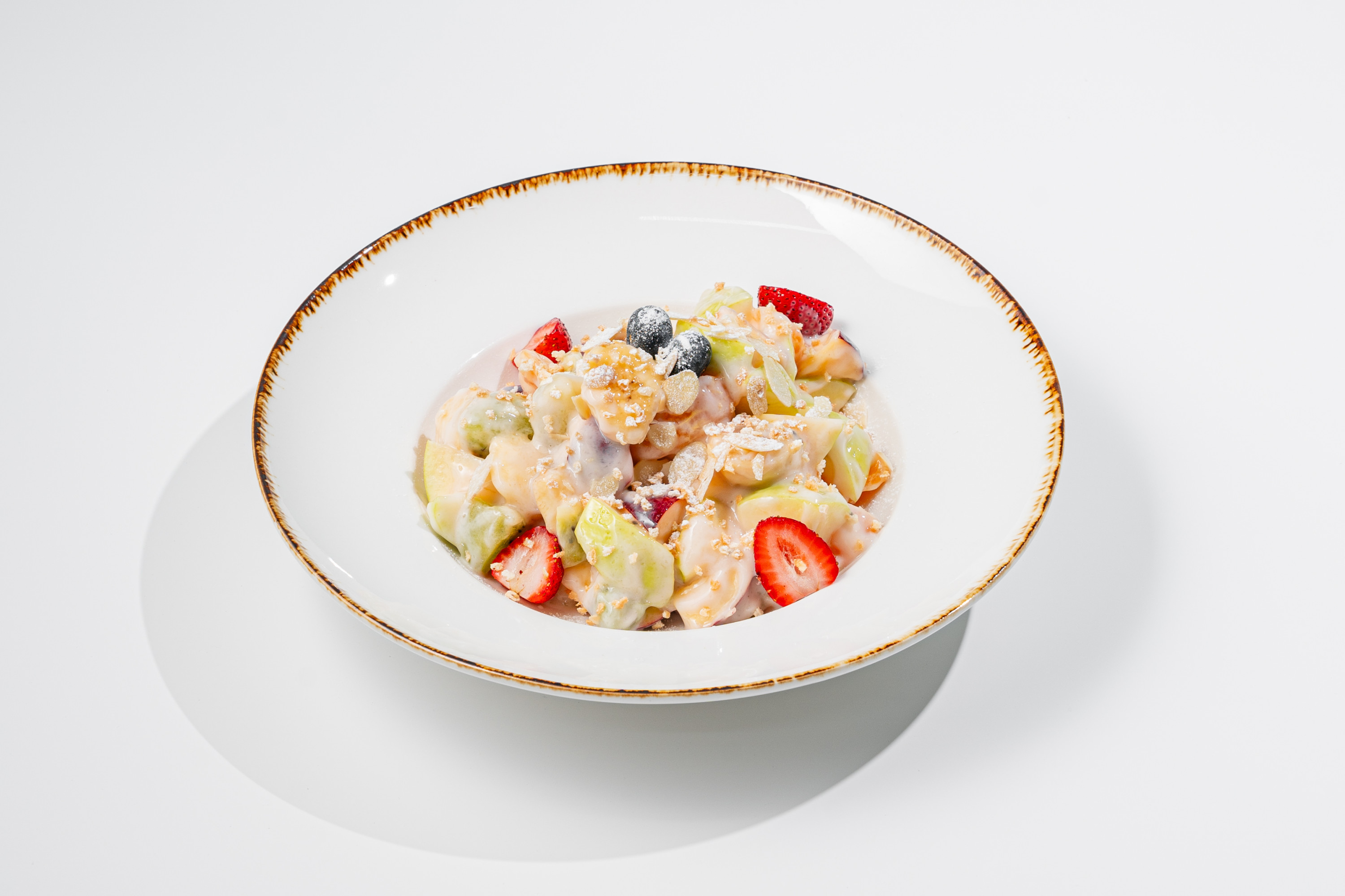 Освежающий фруктовый салат с сезонными фруктами