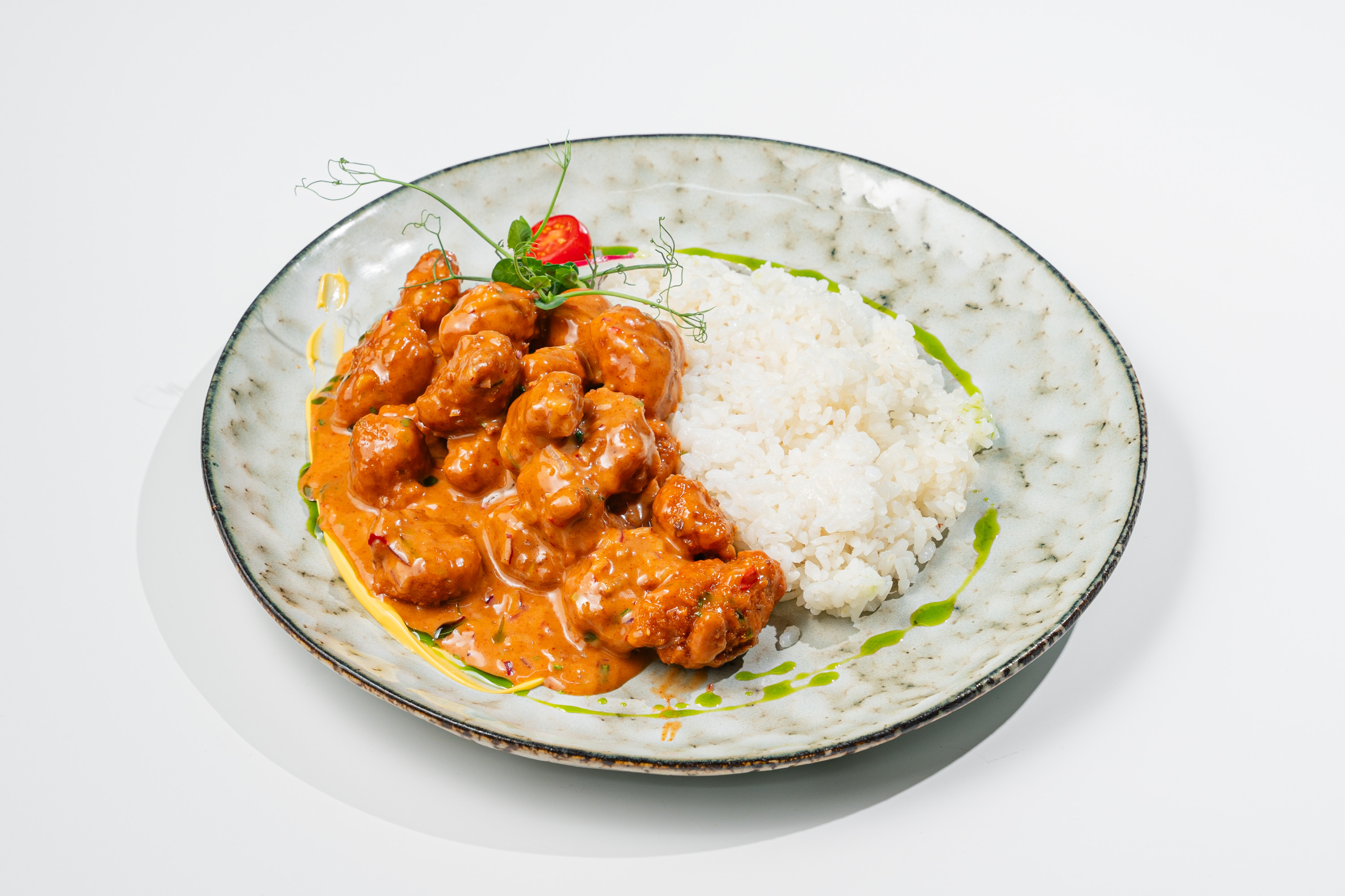 Курица в соусе динамит с рисом