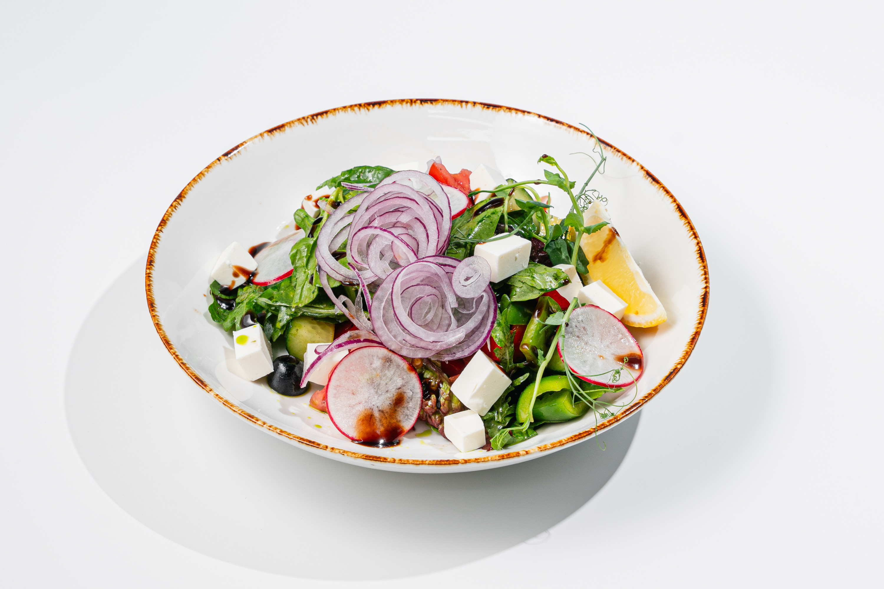 Греческий салат с оливковым маслом и сыром фета