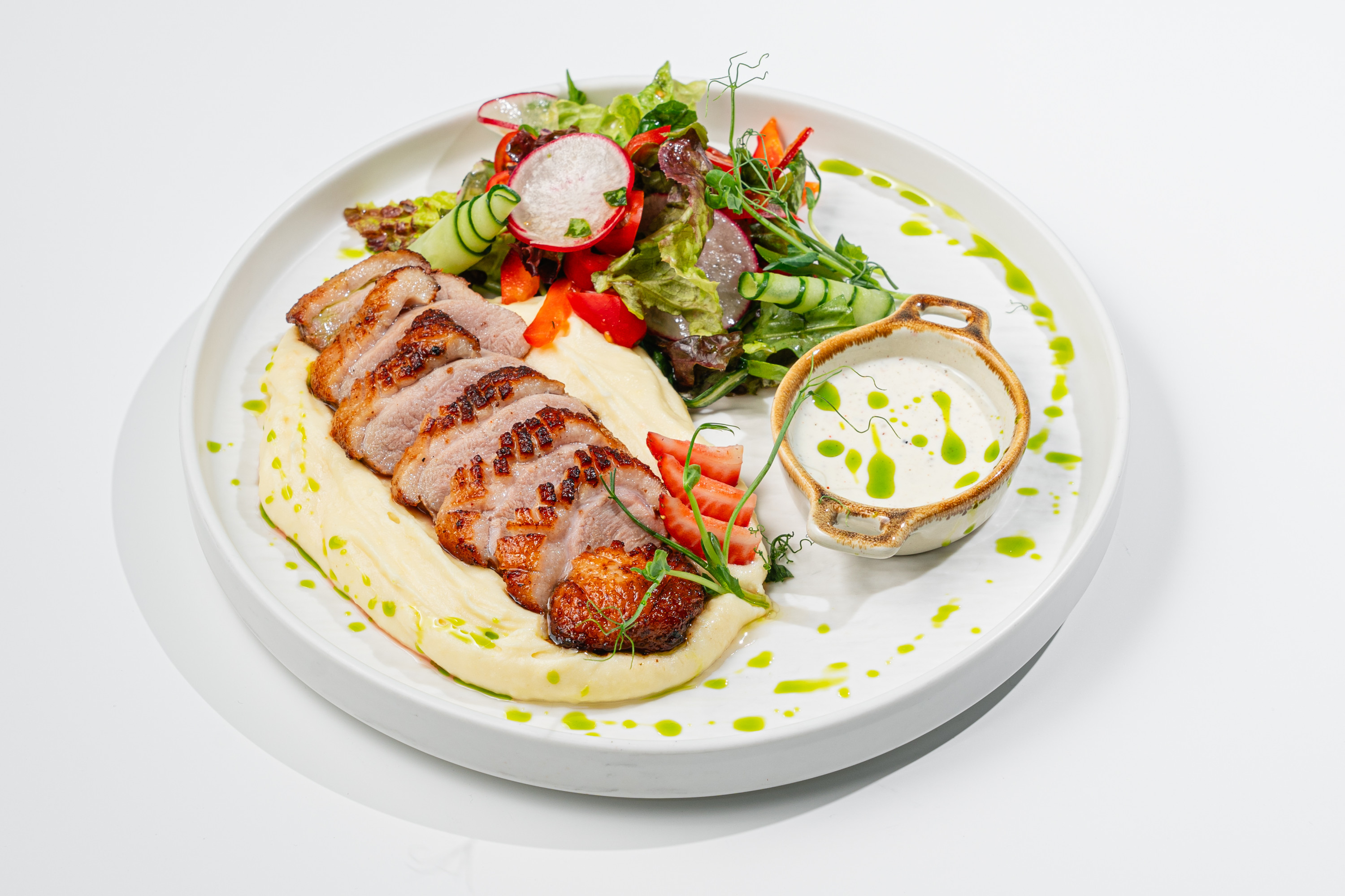 Утиная грудка с пюре и соусом в авторской подаче