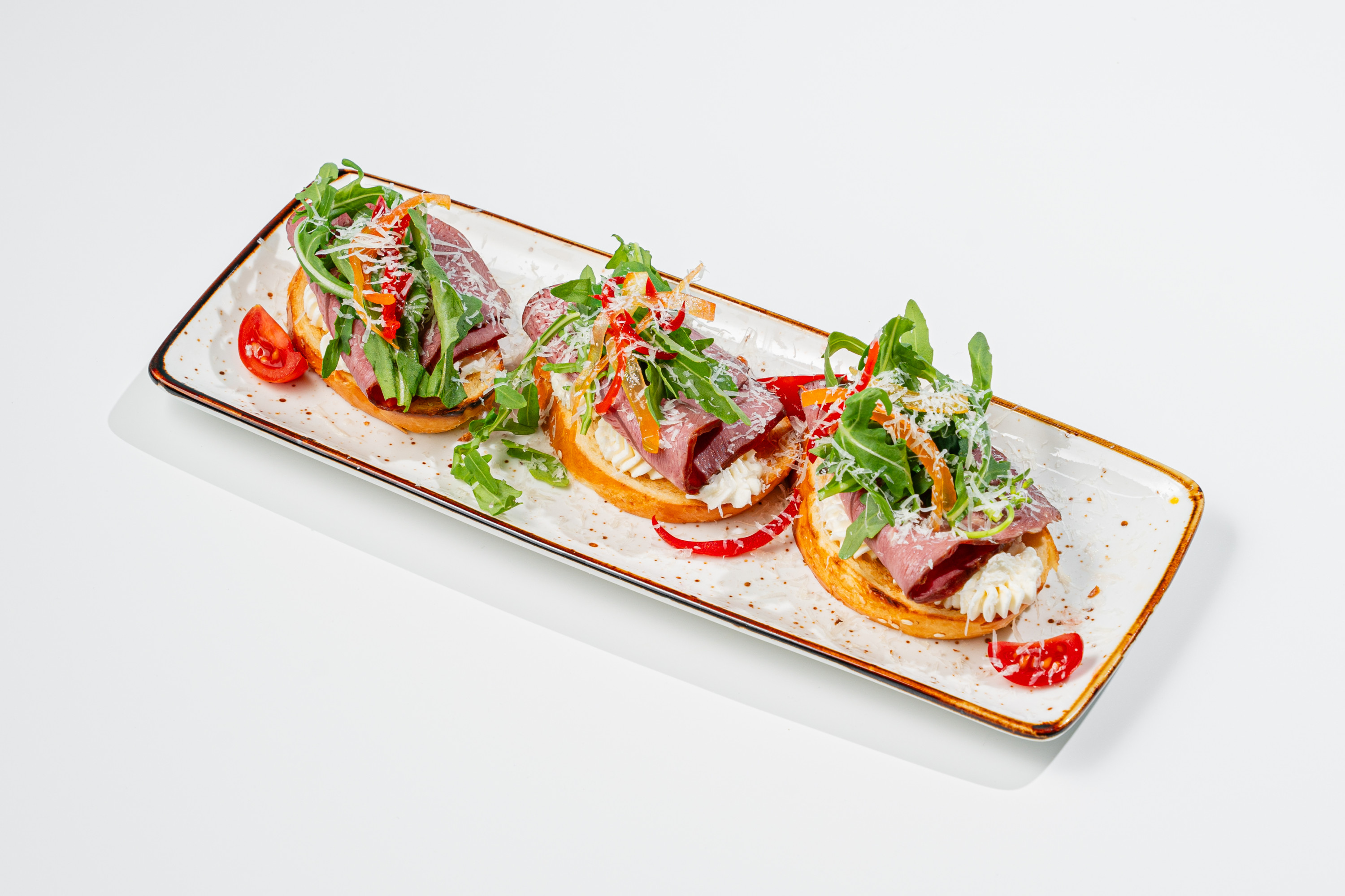 Брускетты с копченой говядиной